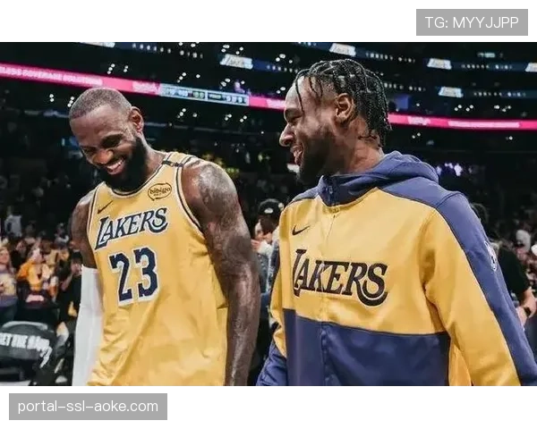 特写：詹姆斯常规赛收官战后与布朗尼拥抱，父子同场可能性引发关注